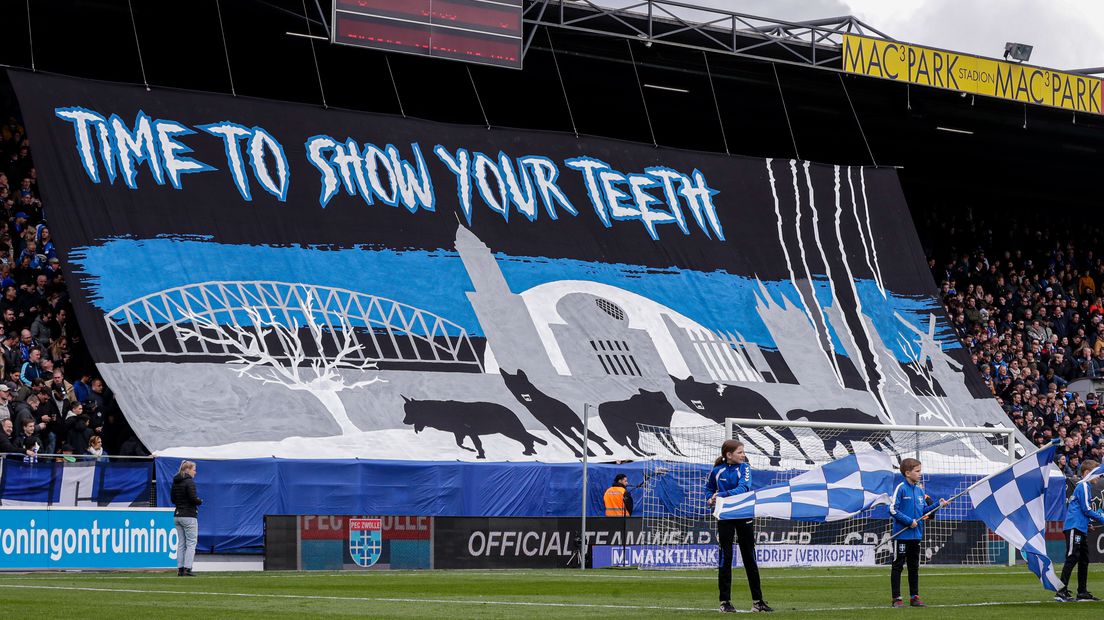 Een spandoek tijdens de vorige IJsselderby in Zwolle