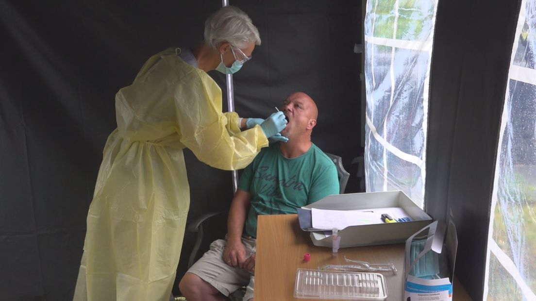 Medewerker Leo Marcus op de stoel in de testtent in Kampen