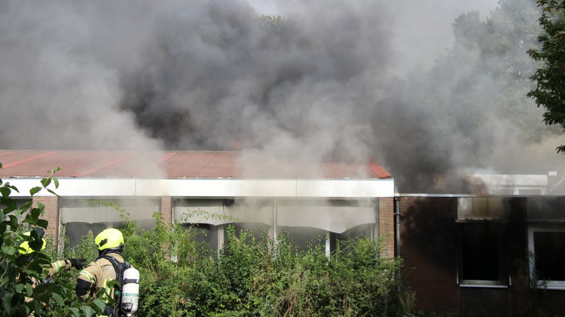 Grote brand in leegstaand schoolgebouw in Terneuzen
