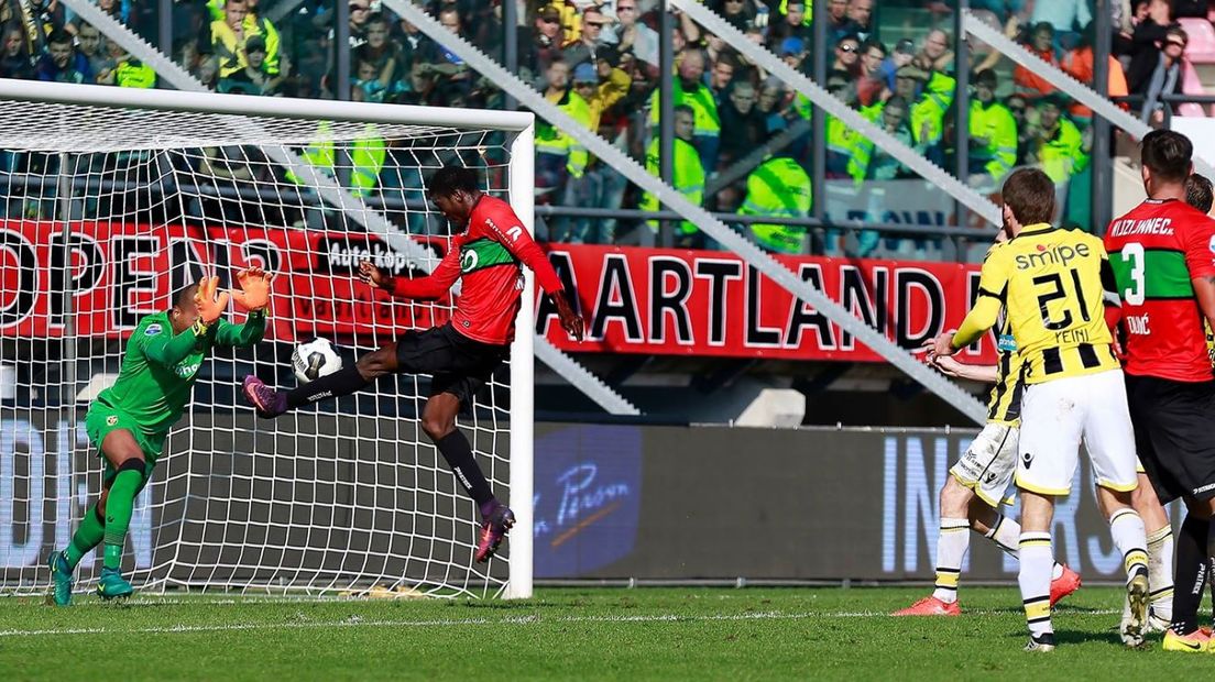 NEC heeft in een kwaliteitsarme derby met 1-1 gelijk gespeeld tegen Vitesse. De gelijkmaker van de Nijmegenaren viel vlak voor tijd. LIVEBLOG GESLOTEN