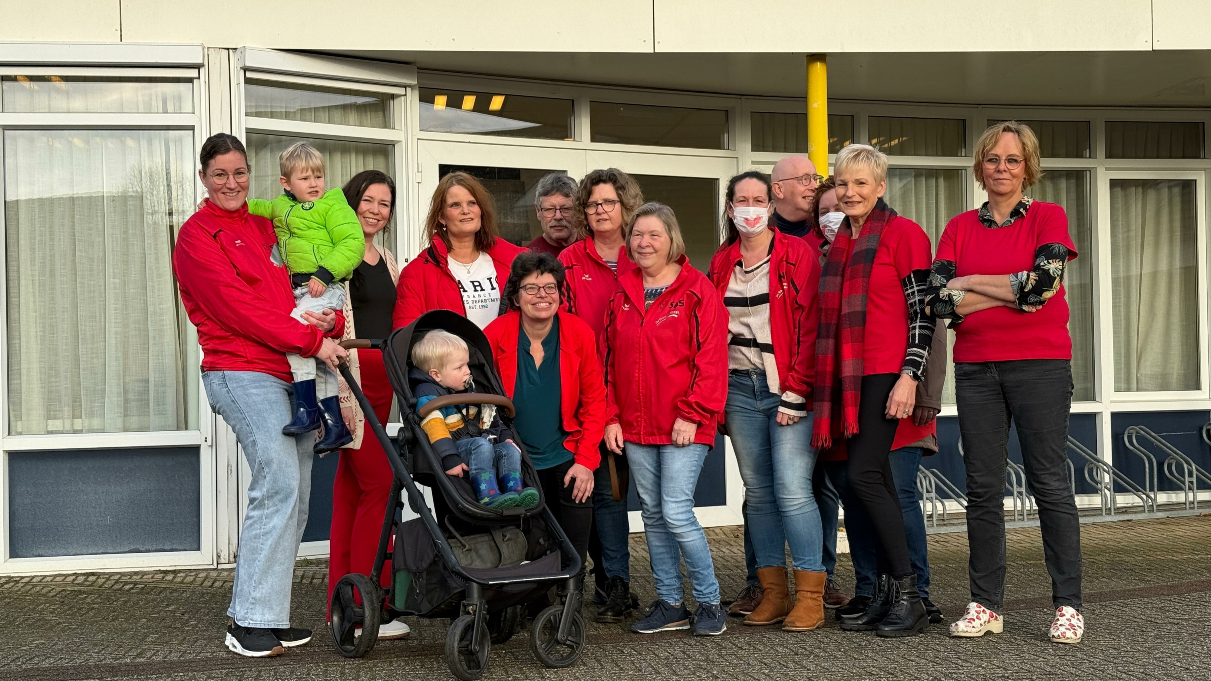 Rood gekleed personeel in de gehandicaptenzorg voert actie tegen bezuinigingen: 'Dit kan zo niet'