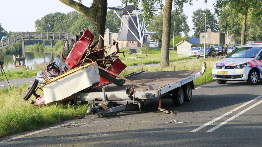 Een botsing tussen twee auto's op de Hunzeweg bij De Groeve (Rechten: Herman van Oost)
