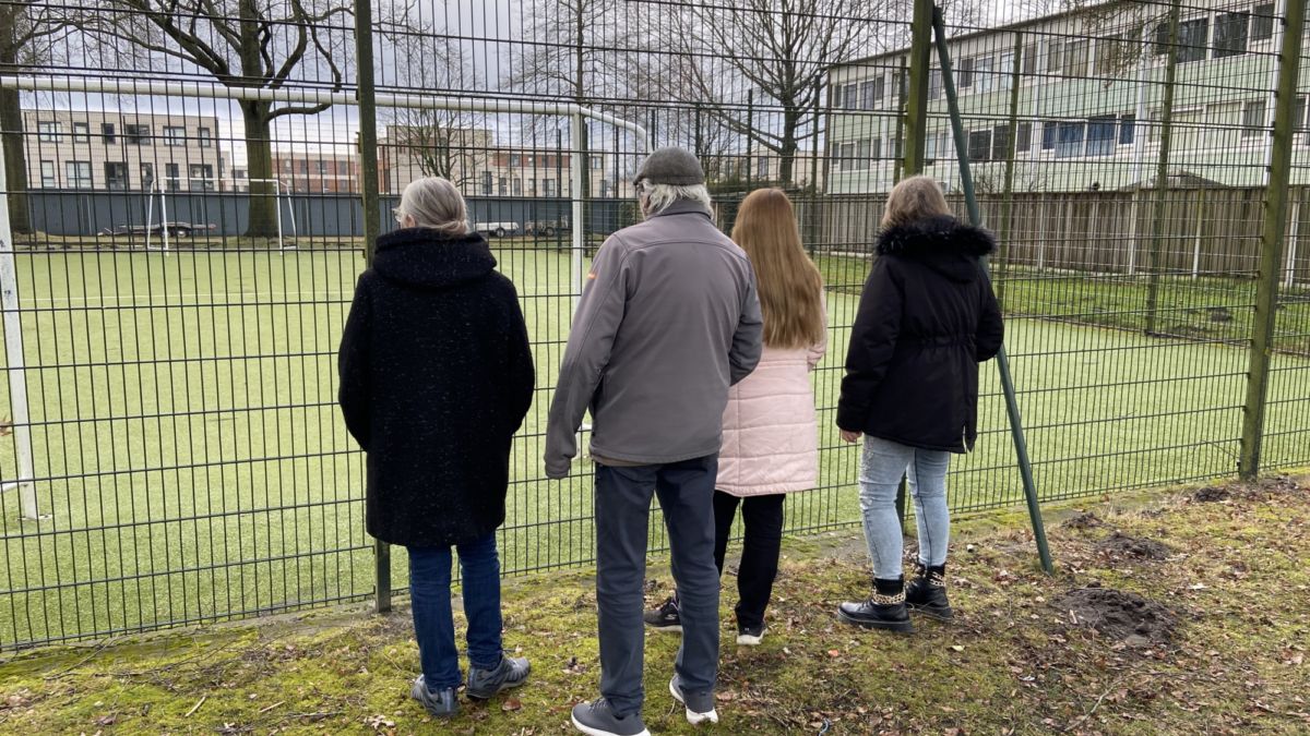 Bewoners voelen zich onveilig bij voetbalkooi in Enschede: 'Dat ding moet weg'