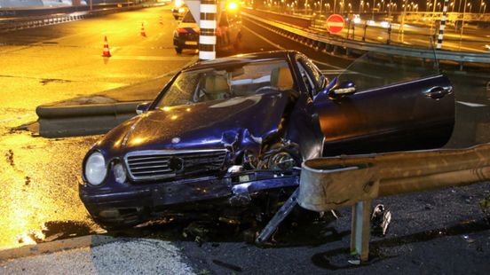 Twee auto’s zwaar beschadigd na botsing. Twee auto’s zwaar beschadigd na botsing.