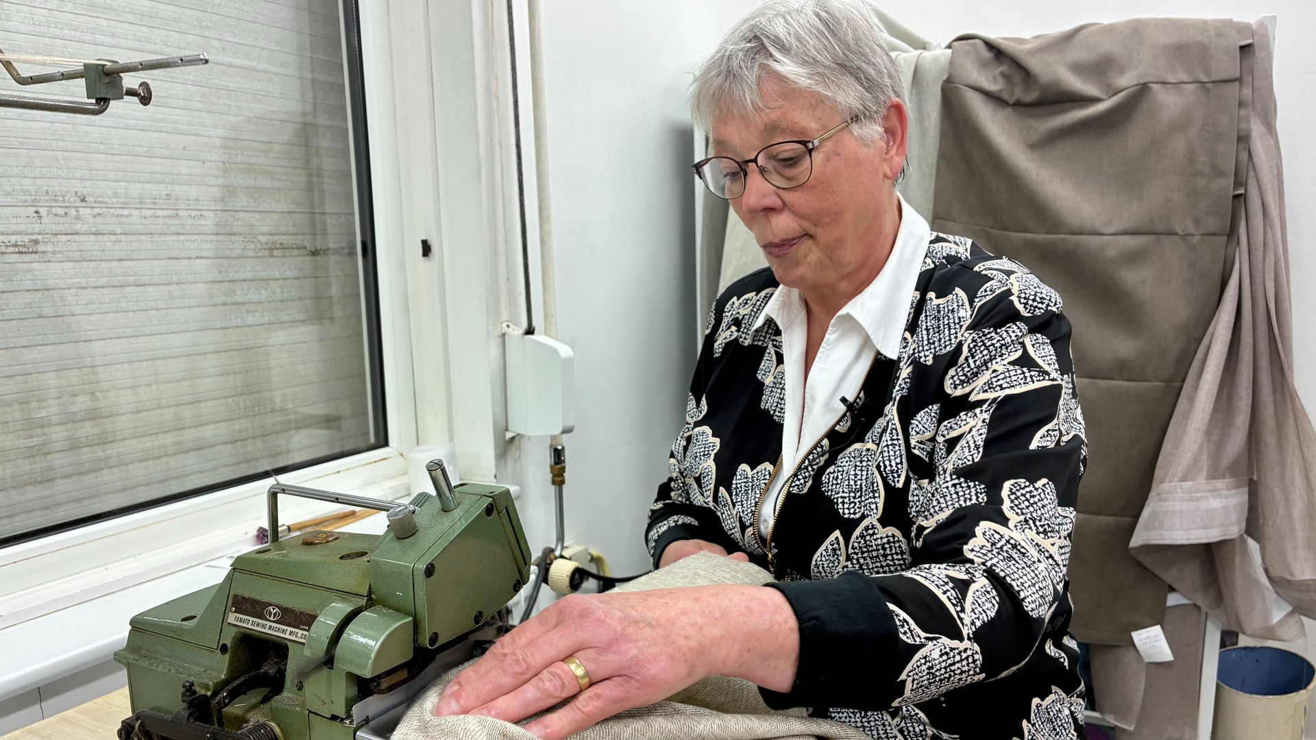 Alie (73) werkt al een halve eeuw bij dezelfde winkel: 'Ik ben een bezige bij'