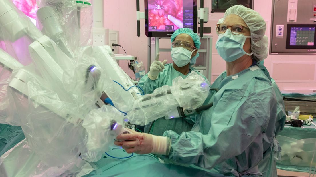 Chirurg Anke Smits in actie met de nieuwe robot in het St. Antonius Ziekenhuis.