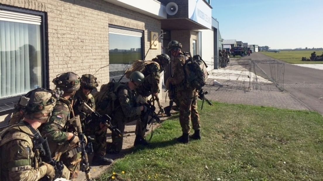 Militairen schuilen naast vliegveld Midden-Zeeland