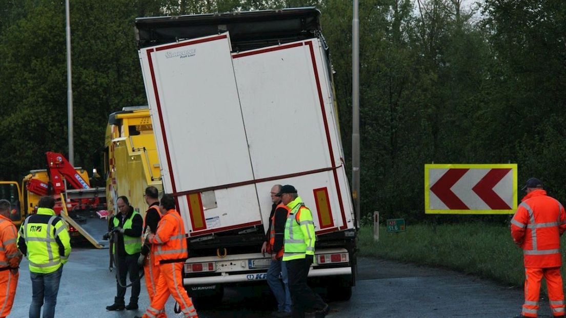 Vrachtwagen gekanteld bij knooppunt Azelo