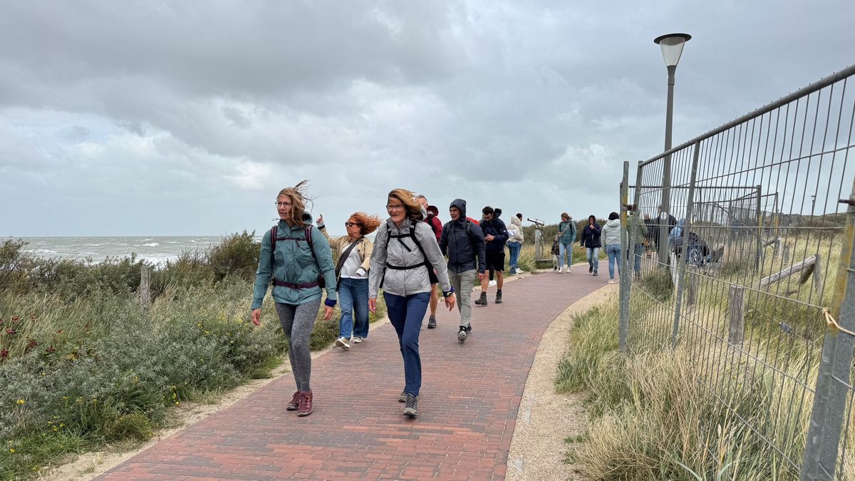Wandelaars houden de moed erin • Domburg in zicht