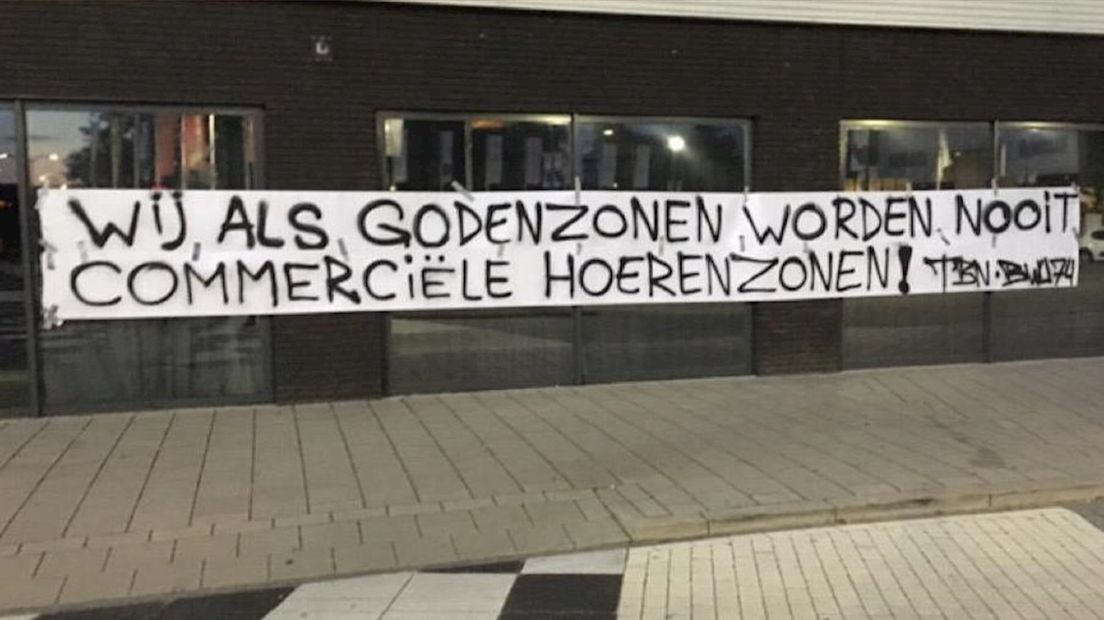 Fans hangen spandoeken op bij stadion Heracles Almelo tegen nieuwe naam