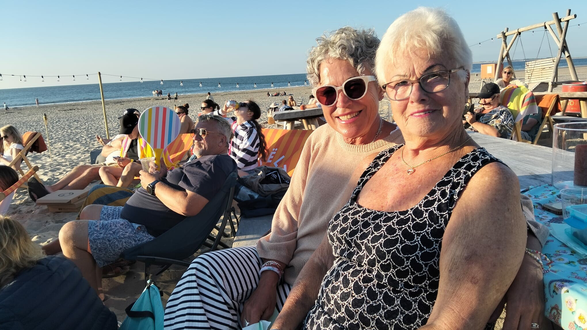 Sabine Sensendorf (links) en vriendin Monica Rosener (rechts) hebben de smaak te pakken en blijven de hele avond film kijken op het strand