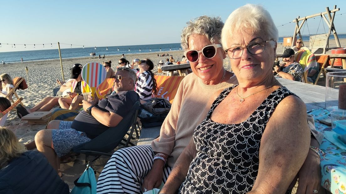 Sabine Sensendorf (links) en vriendin Monica Rosener (rechts) hebben de smaak te pakken en blijven de hele avond film kijken op het strand