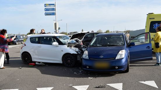 Vrouw gewond bij botsing met drie auto's