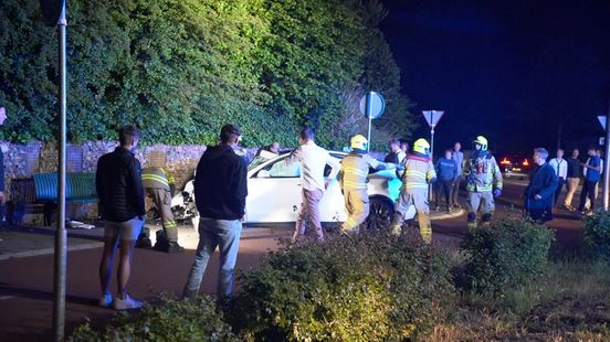 Foto: Man bekneld achter stuur na zware botsing tegen muur