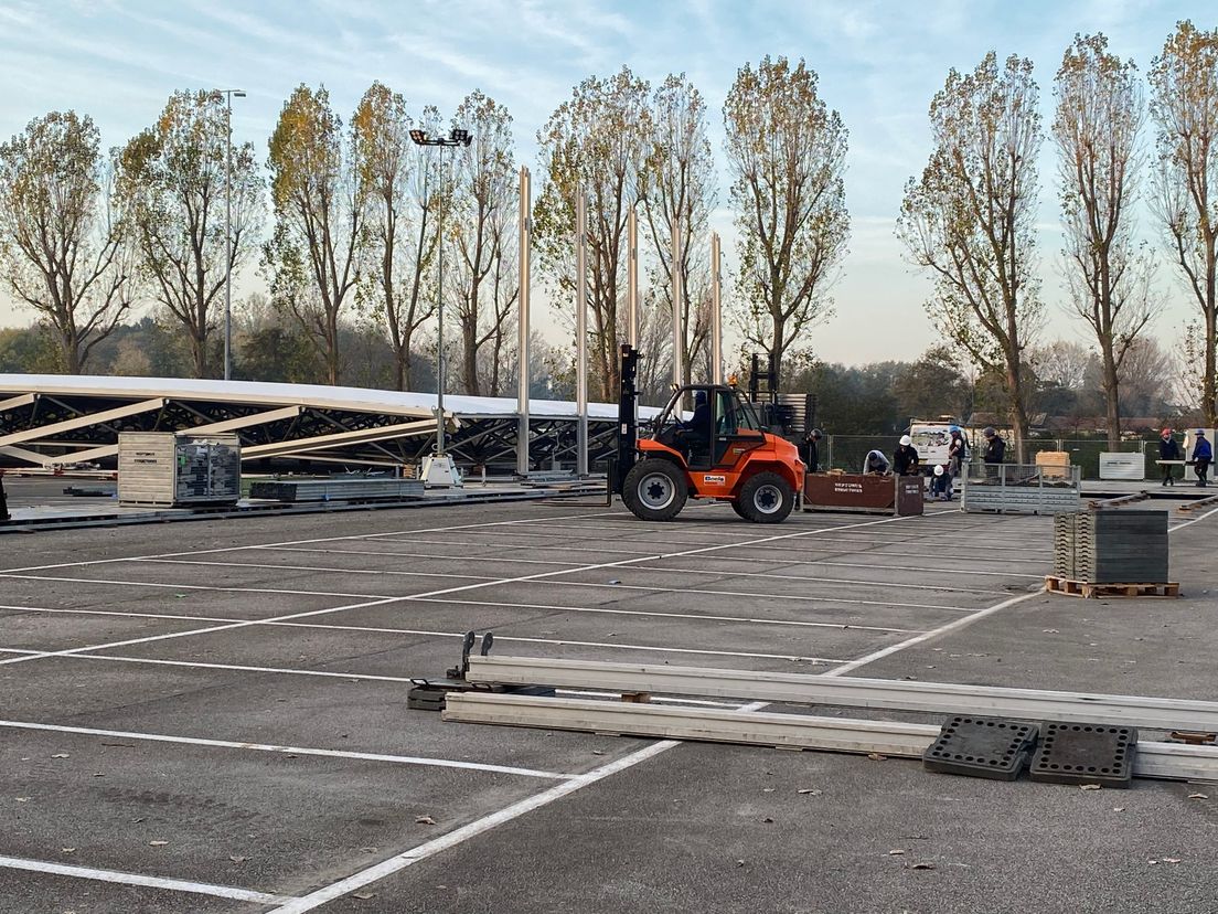 De aanleg van de XL-coronatestlocatie bij Rotterdam The Hague Airport op vrijdag 6 november 2020