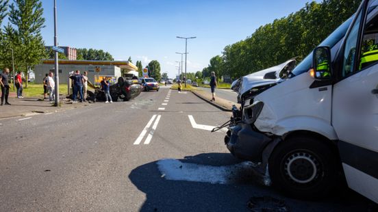 Auto over kop na botsing met busje: twee gewonden. Auto over kop na botsing met busje: twee gewonden.