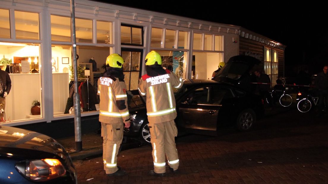 Auto rijdt tegen gevel van winkel in Yerseke