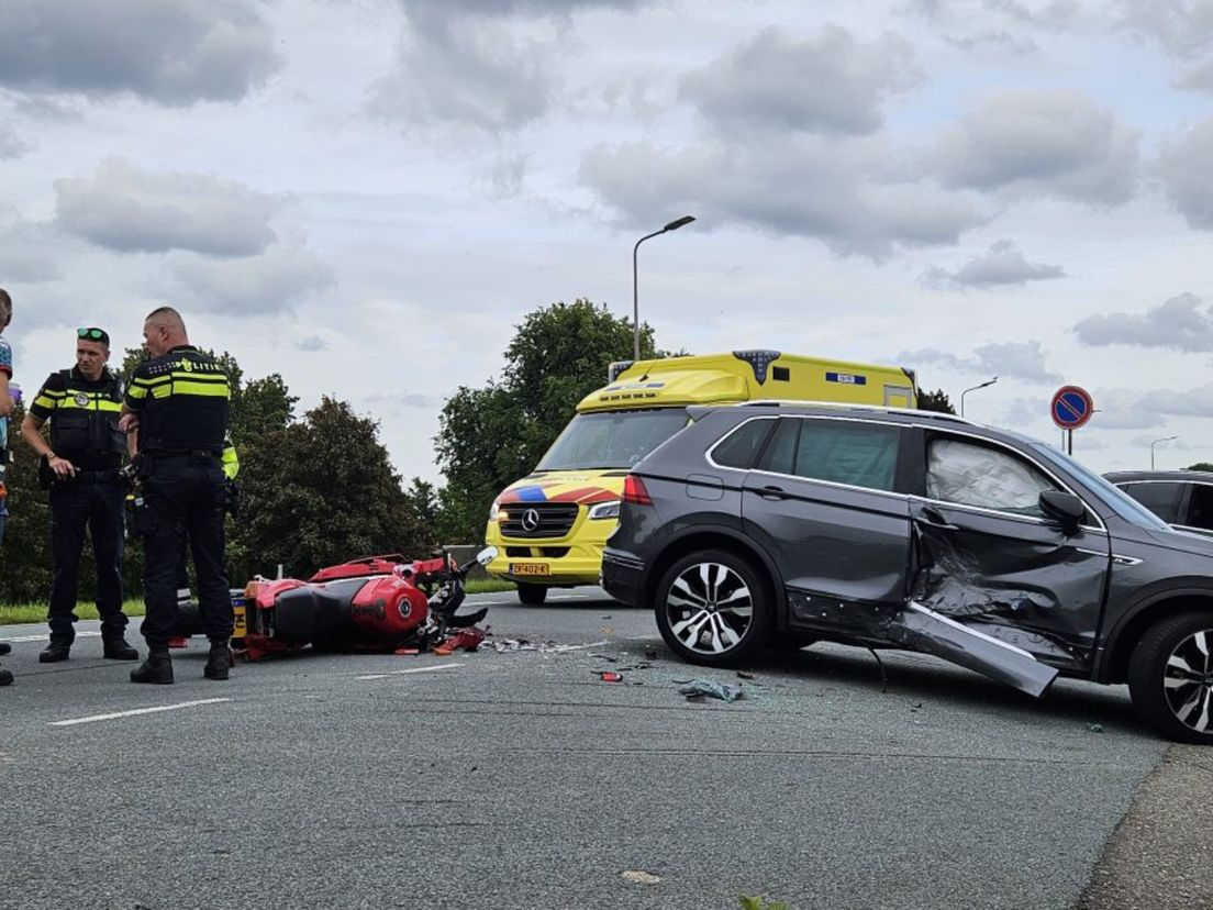 De auto en motor hebben beide flinke schade door de klap