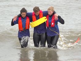 Jongeren volgen voor het eerst opleiding tot lifeguard