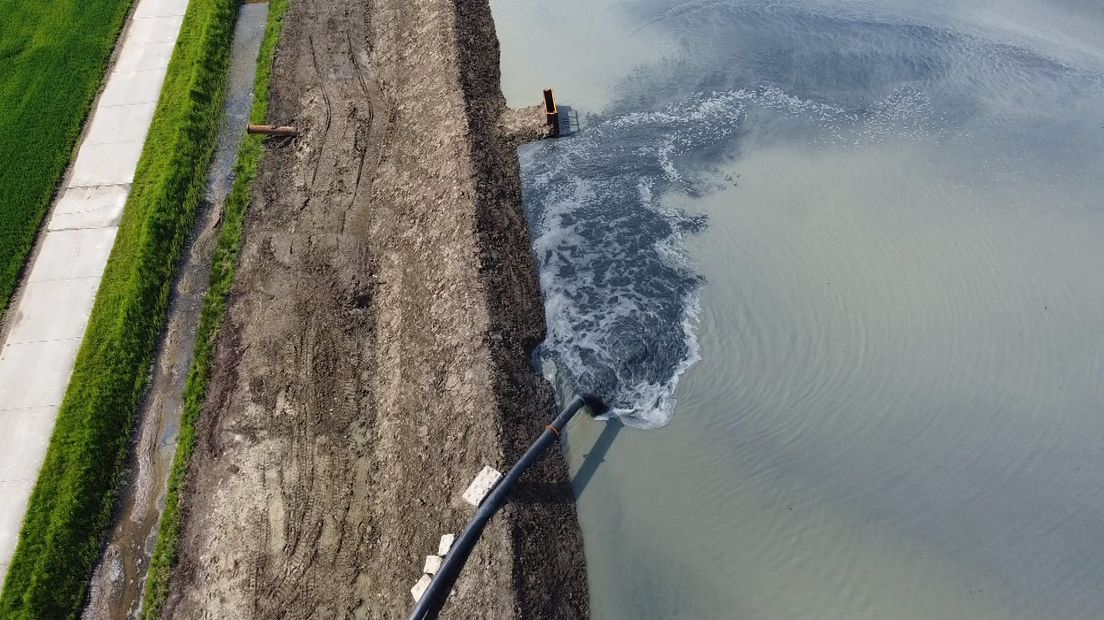 Het slib in het water slaat neer op de bodem