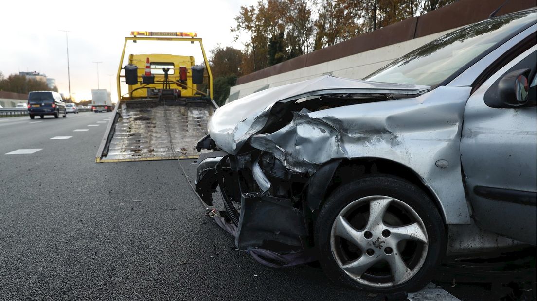 De auto wordt weggesleept