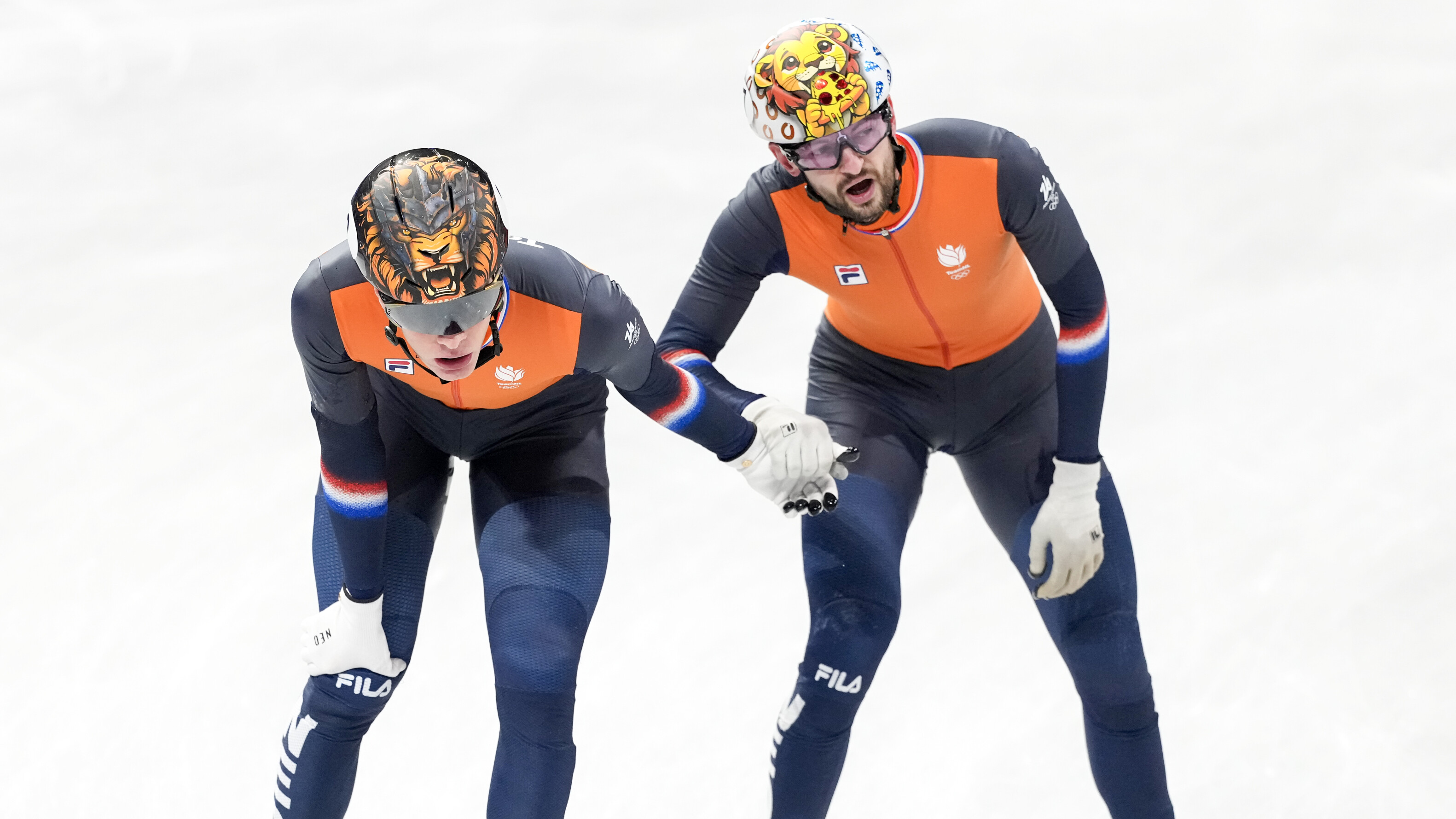 Itzhak de Laat (rjochts) mei Jens van 't Wout, oant no ta de kening fan it shorttracktoernoai
