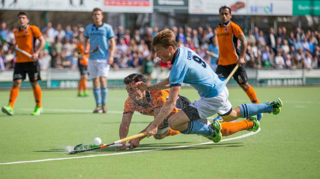 Jorrit Croon namens HGC in duel met Oranje Zwart.