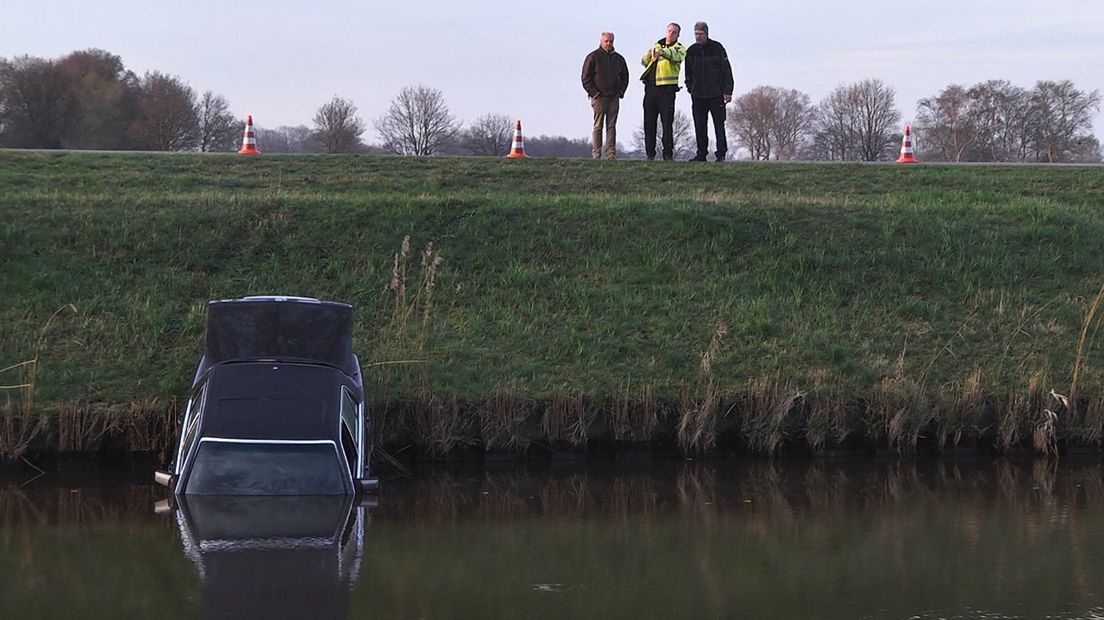 De auto werd half in het kanaal gevonden (Rechten: Persbureau Meter)