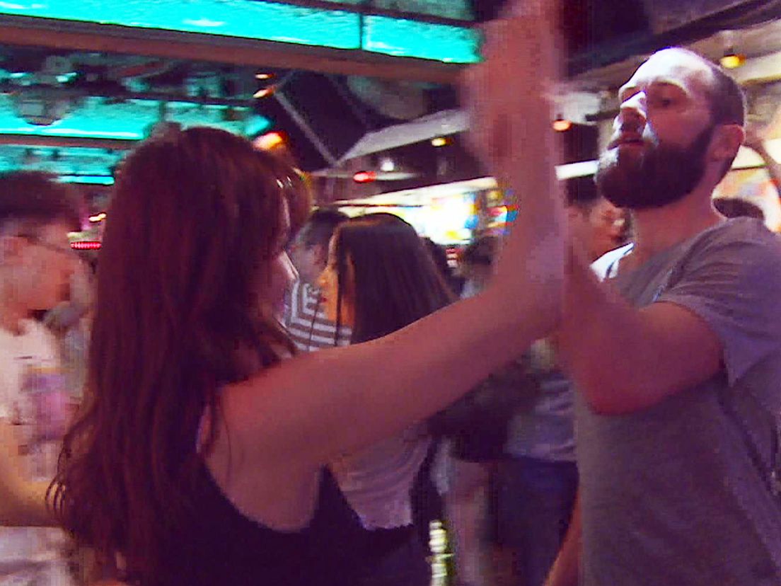 RPhO-bassist Servaas Jessen danst de salsa in Seoul