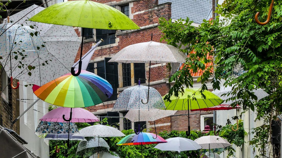 Paraplu's hangen ter decoratie in de Reigerstraat in Middelburg