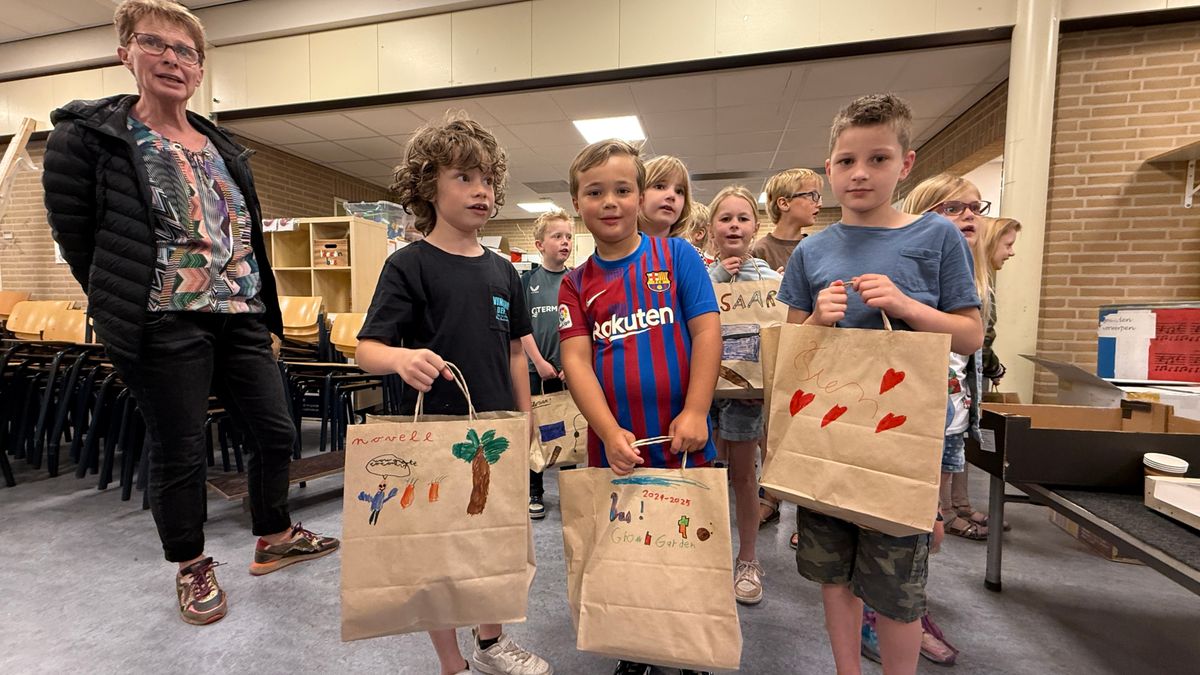 Leerlingen uit Beilen voor het laatst in hun oude school: 'Beetje emotioneel'