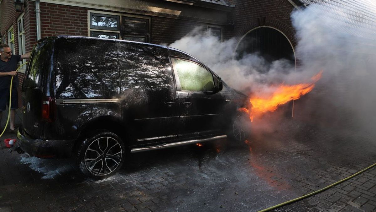 Auto vliegt in brand op oprit van boerderij in Nieuwediep