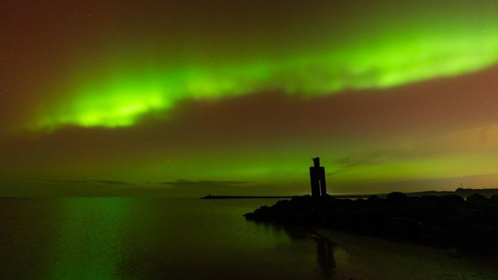 Een gifgroene lucht bij de Brouwersdam.