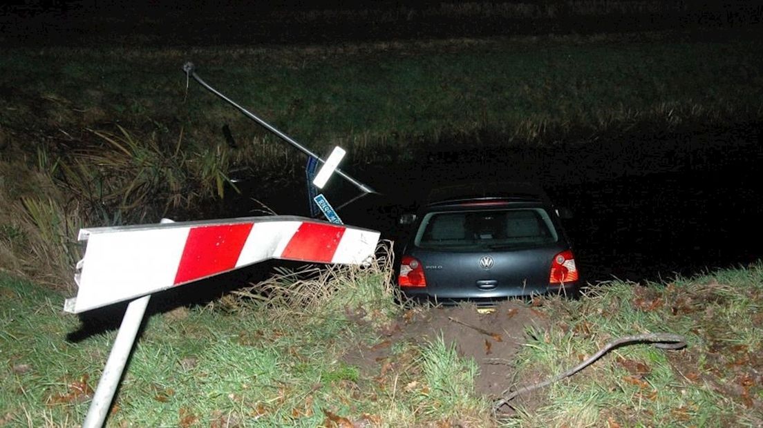 Auto te water in Dedemsvaart