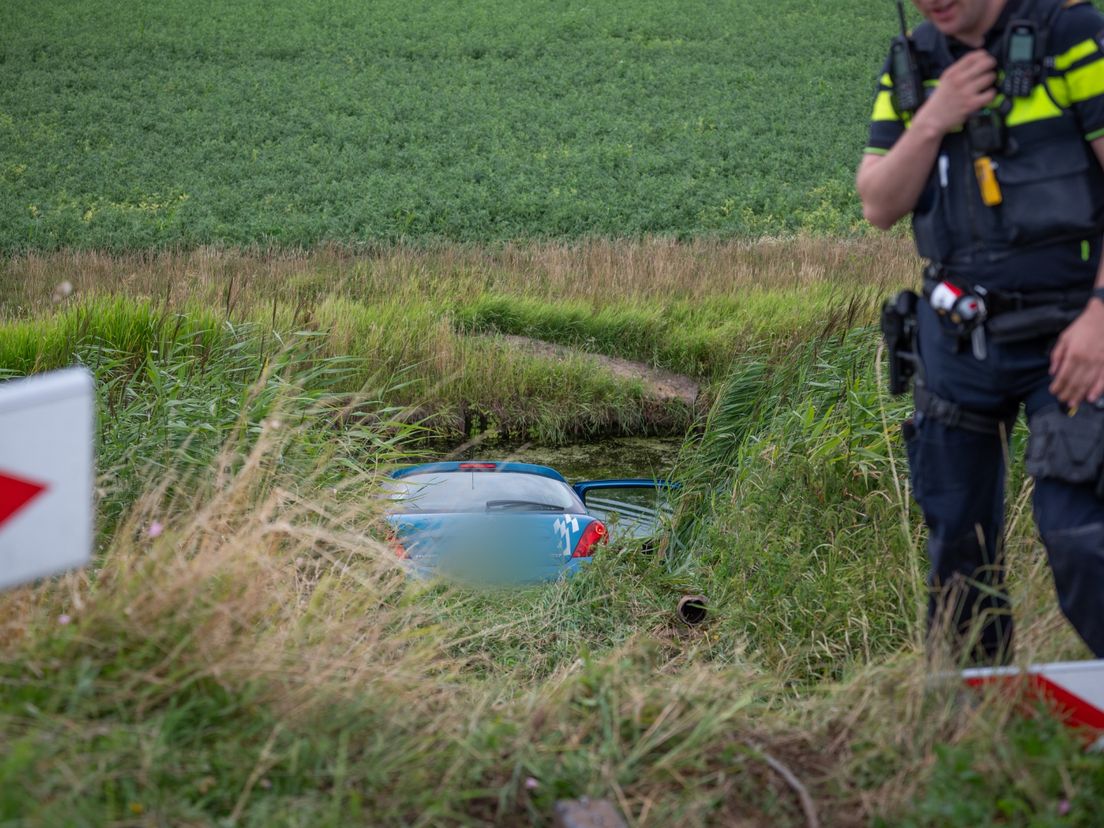 De bestuurder is aangehouden op verdenking van rijden onder invloed.