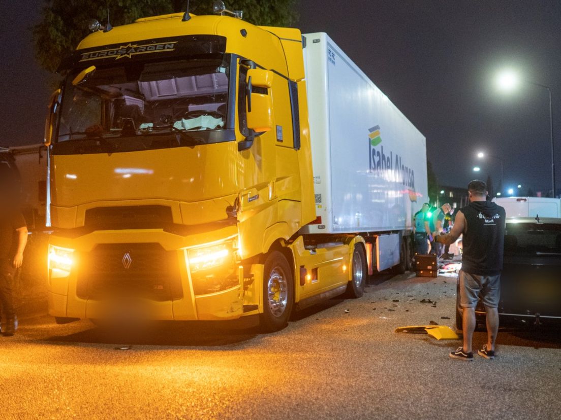 De vrachtwagen raakte aan de voorkant net boven de koplamp beschadigd