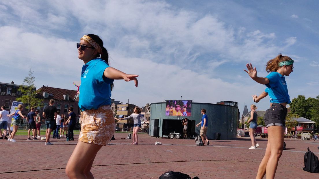 Leidse studenten dansen op de Lammermarkt tijdens EL CID. | Foto Omroep West