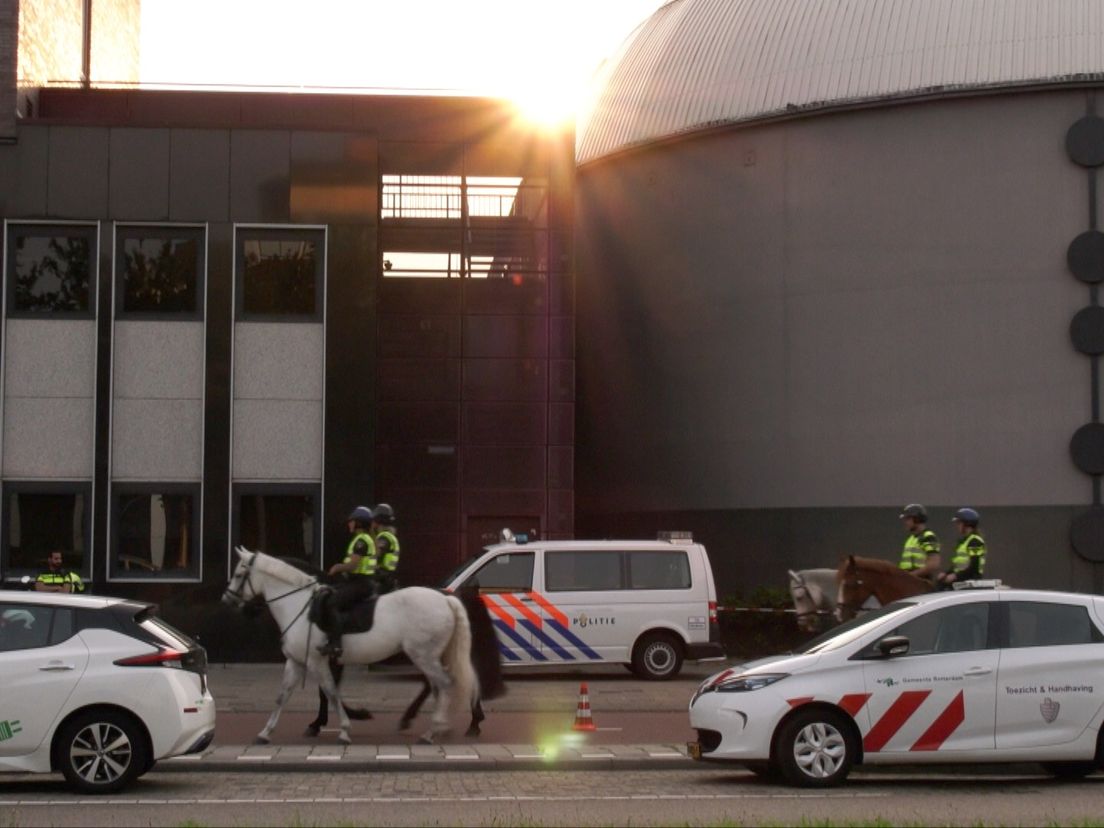 De politie was op meerdere manieren door de wijk aan het surveilleren: te paard, met de auto (ook undercover) en op de motor.