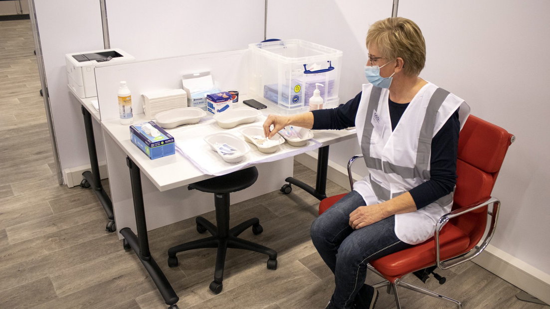 Een vaccinatiemedewerker van GGD Hollands Midden