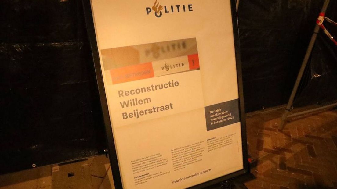 De politie plaatst ook stoepborden bij de reconstructie.