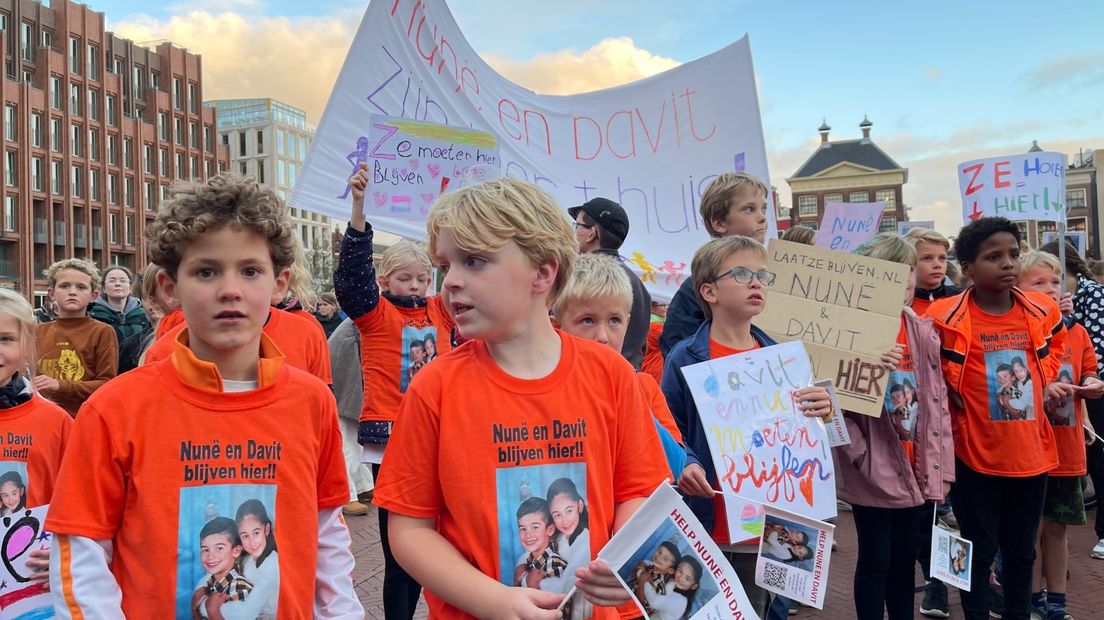Protesterende kinderen voor Nunë en Davit