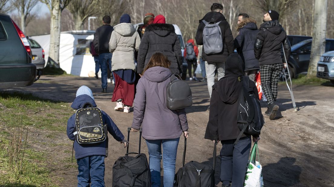 Vluchtelingen komen aan bij het aanmeldcentrum in Ter Apel