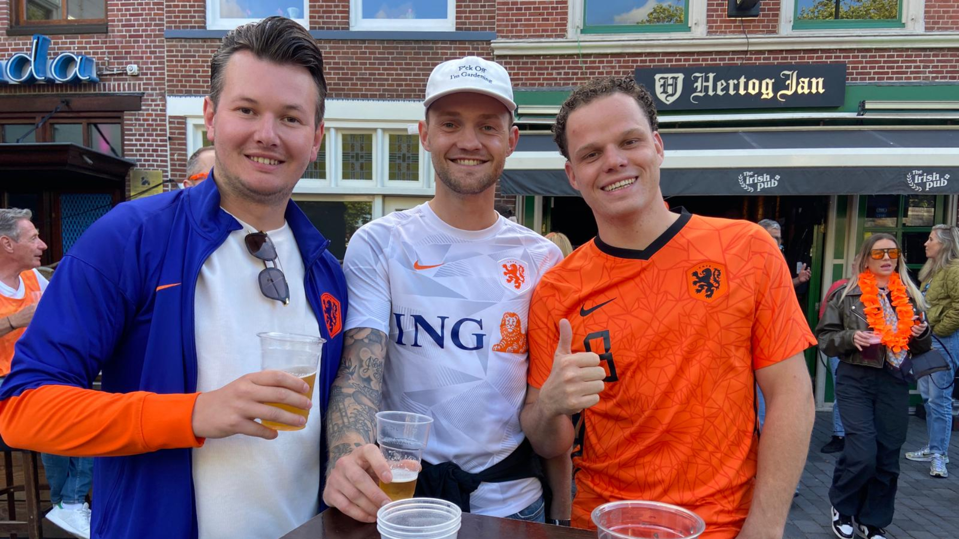Oranje-fans twee jaar geleden tijdens het EK op een terras in Vlaardingen.