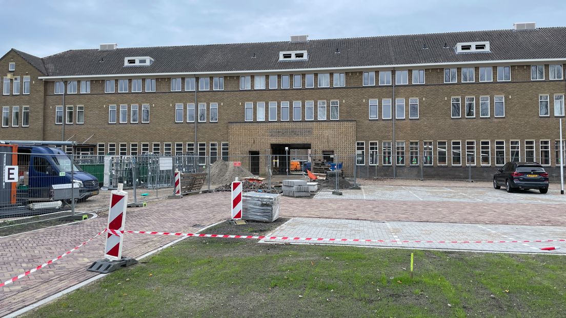 In het voormalige stadsziekenhuis van Deventer worden nu appartementen gebouwd.