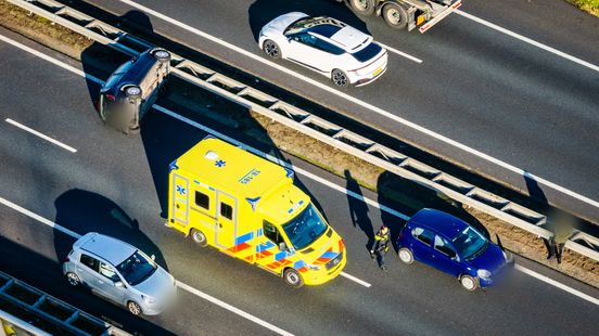 Opnieuw ongeluk op snelweg: auto over de kop zorgt voor uur vertraging. Opnieuw ongeluk op snelweg: auto over de kop zorgt voor uur vertraging.