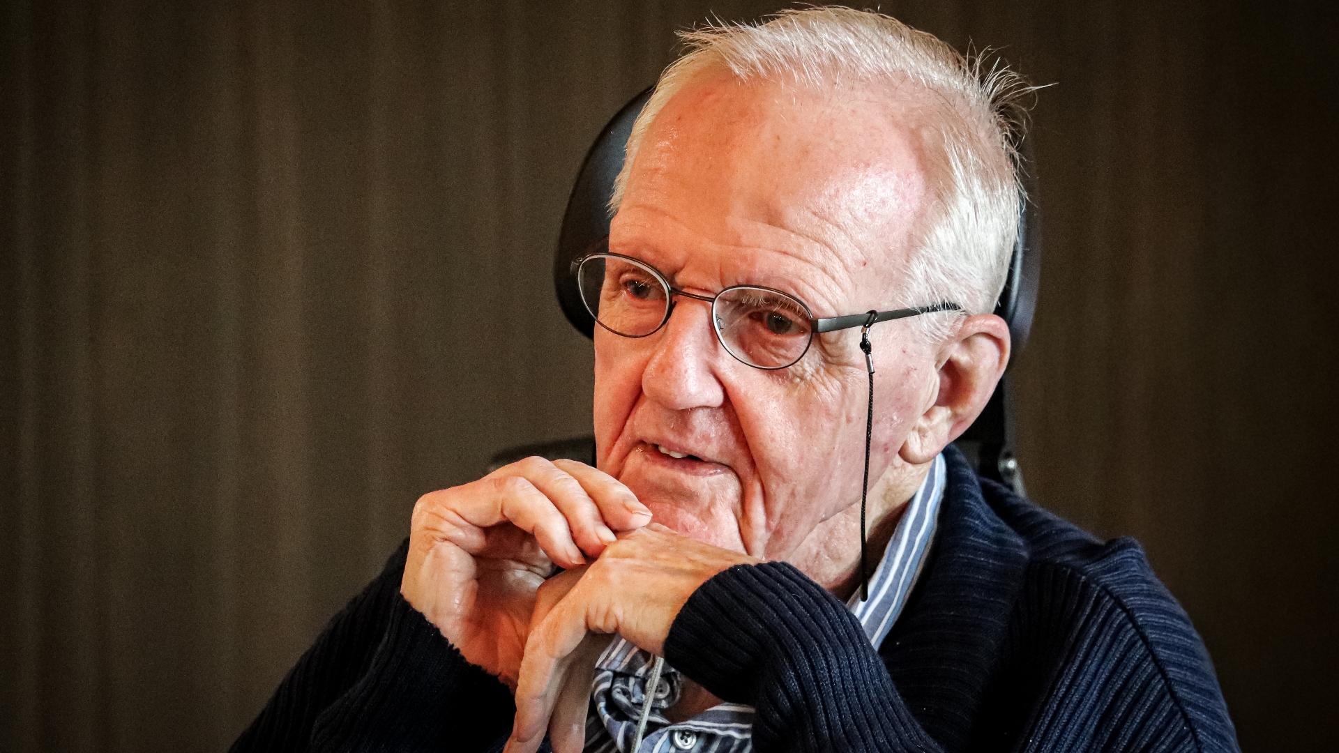 Een bewoner van het verzorgingshuis geniet van de muziek