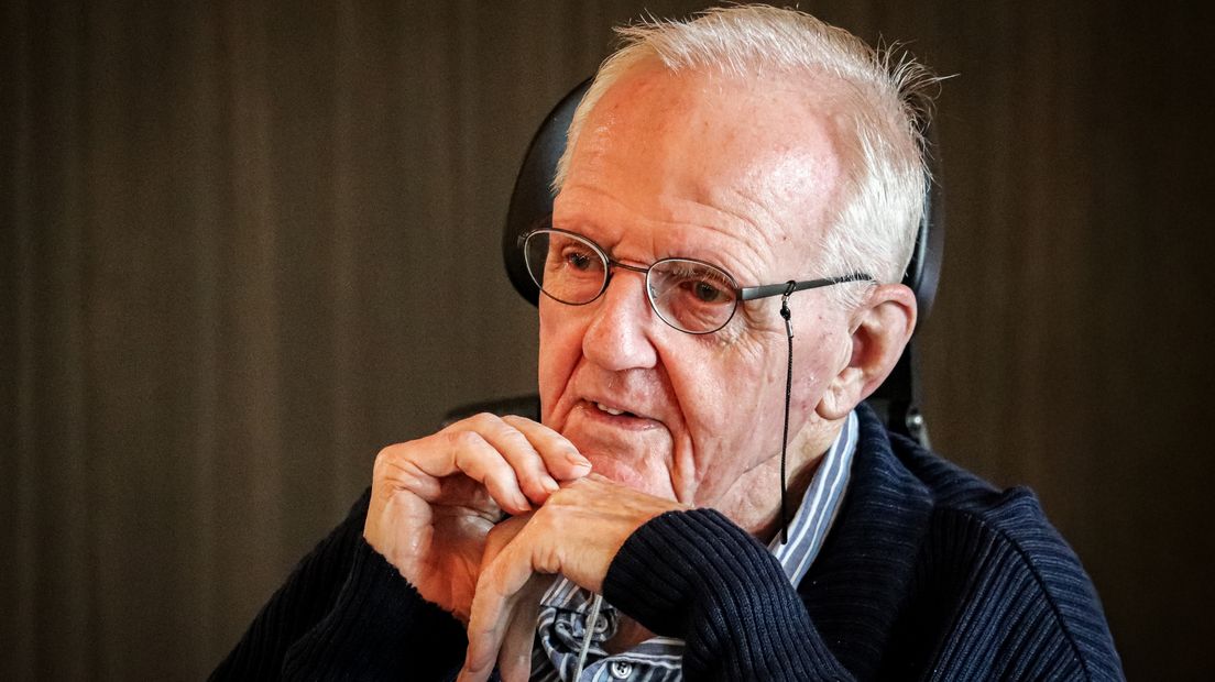 Een bewoner van het verzorgingshuis geniet van de muziek