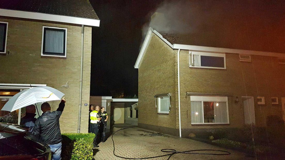 Brandweer blust de brand (Rechten: Persbureau Meter)