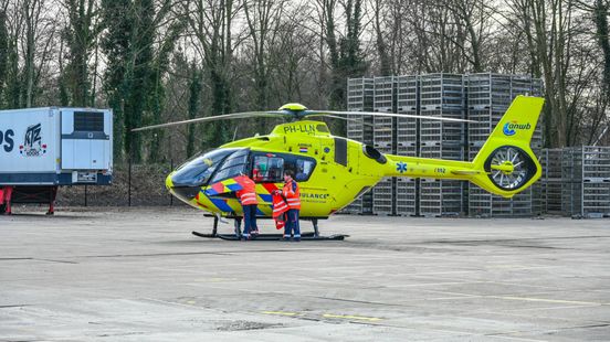 Hulpdiensten opgeroepen voor ongeval kipproducent Storteboom • Beroofde jongen moest schoenen afstaan. Hulpdiensten opgeroepen voor ongeval kipproducent Storteboom • Beroofde jongen moest schoenen afstaan.