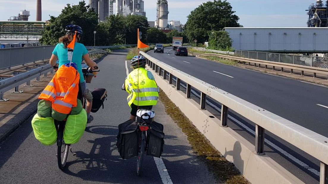 Op de hesjes staat 'Cycle 4 Climate'